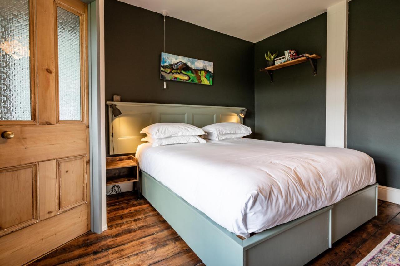 The Old Vicarage Bed and Breakfast Moylgrove Eksteriør billede